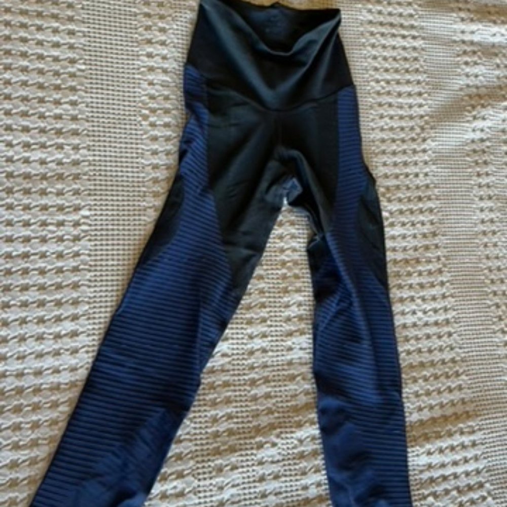 - SmallNike Dri Fit athletic leggings